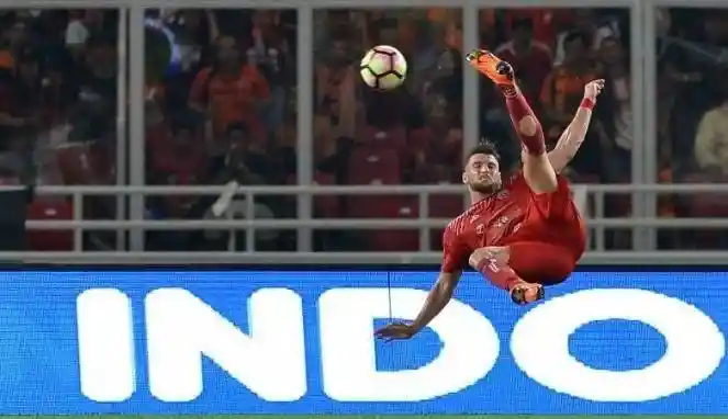 Pemain Persija Jakarta Marko Simic Saat Tendangan Salto